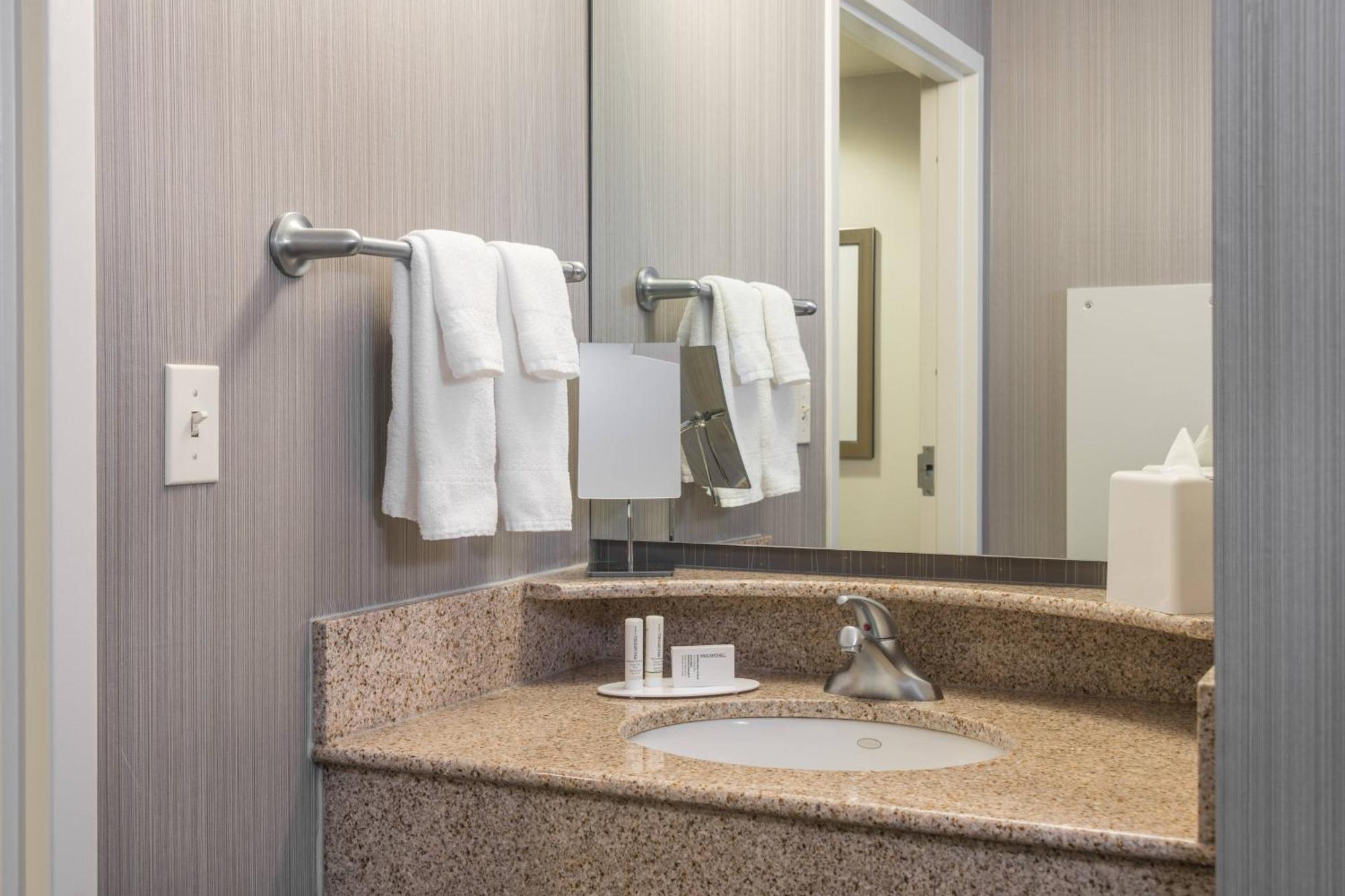 Courtyard By Marriott Newark-University Of Delaware Exterior foto
